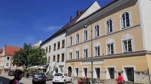 News Photo 1 - Europe - Otta Nottathil - 201120196hitler
