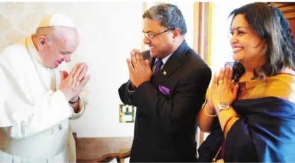 News Photo 1 - Germany - Otta Nottathil - pope_francis_say_namasthe