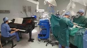 News Photo 1 - Europe - Otta Nottathil - spinal_sugery_piano_play_doctor_italy