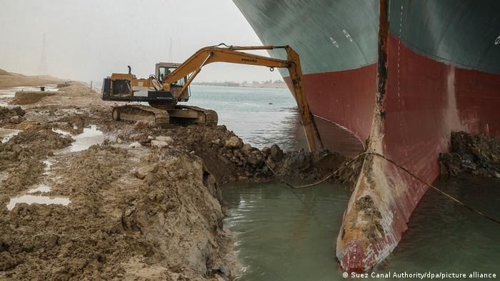News Photo 1 - Other Countries - Otta Nottathil - 28320211suez