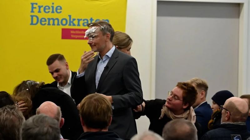 News Photo 1 - Germany - Otta Nottathil - cake_attack_christian_lindner_studentin