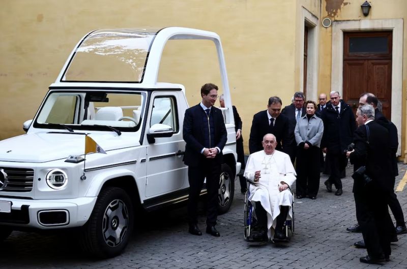 Photo #1 - Europe - Otta Nottathil - pope_francis_new_pope_mobile_mercedes_g_class_e